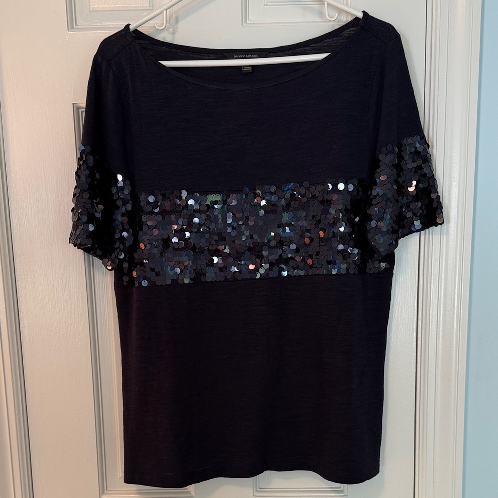 Banana Republic Navy Sequin Tee! Dress up or down💙